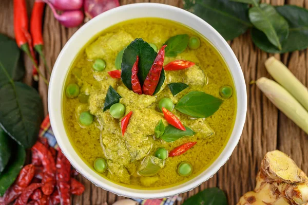 Curry Vert Dans Bol Avec Citron Vert Oignon Rouge Citronnelle — Photo