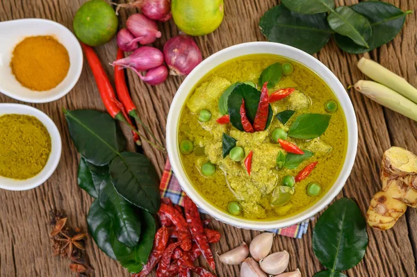 Grünes Curry Einer Schüssel Und Gewürze Auf Einem Holztisch — Stockfoto