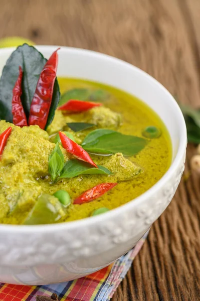 Curry Vert Dans Bol Sur Une Table Bois — Photo