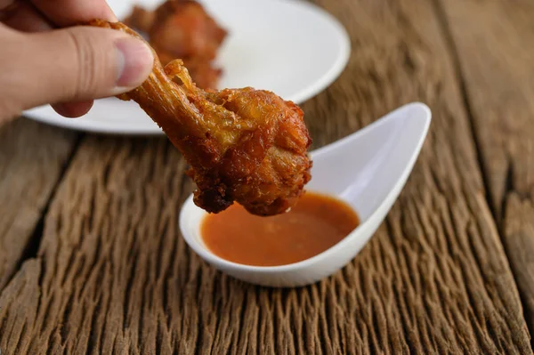 Mãos Segurando Frango Frito Com Molho — Fotografia de Stock