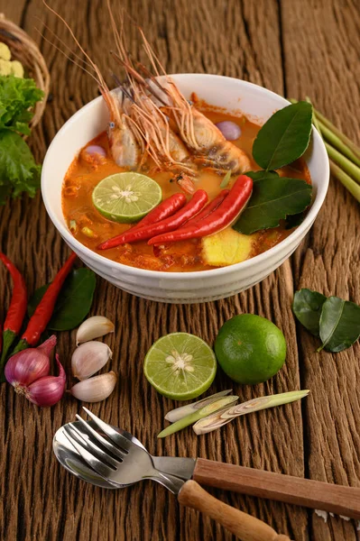 クン木の背景にレモングラス レモン ガランガル チリとタイのホットスパイシーなスープエビ Thailand Food — ストック写真