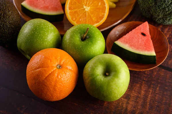 Meloun Pomeranče Nakrájený Kousky Avokádem Jablky Dřevěný Stůl Selektivní Zaměření — Stock fotografie