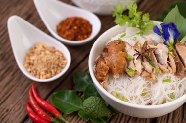 Yanında meze ve Tayland yemeği olan bir kasede tavuk eriştesi. Seçici odak