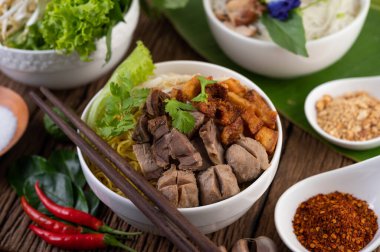 Mısır gevreği, domuz eti, köfte ve Tayland usulü erişteyle birlikte sarı erişte.