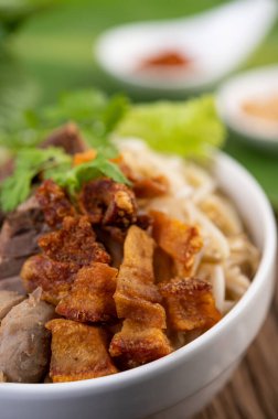 Mısır gevreği, domuz eti, köfte ve Tayland usulü erişteyle birlikte sarı erişte.