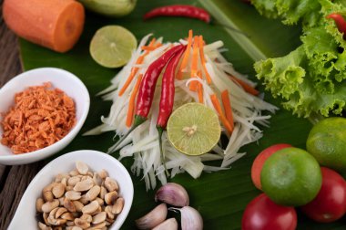Som Tam Thai - İçindekiler, tahta masa arkasında Papaya Salatası Tayland Gıda Tarzı. Tayland Gıda Konsepti.