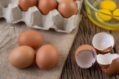 Çiğ tavuk yumurtaları organik gıdalar sağlıklı ve yüksek proteinler için.