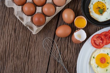 Çiğ tavuk yumurtaları organik gıdalar sağlıklı ve yüksek proteinler için.