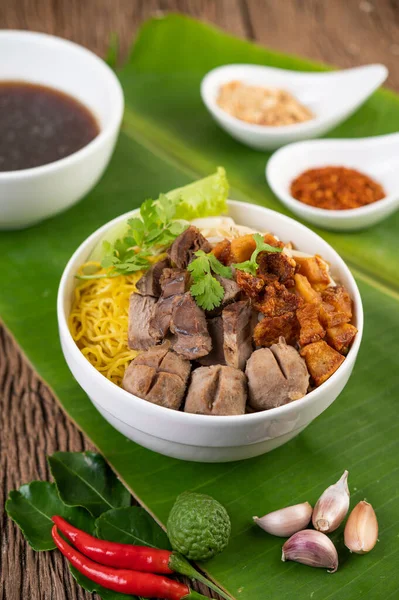 Mie Kuning Dalam Cangkir Dengan Daging Babi Renyah Irisan Daging — Stok Foto