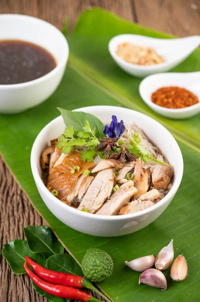 Mie Ayam Dalam Mangkuk Dengan Lauk Makanan Thailand Fokus Selektif — Stok Foto