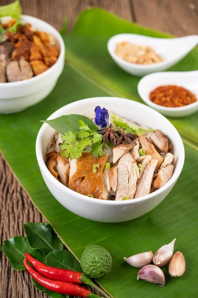 Mie Ayam Dalam Mangkuk Dengan Lauk Makanan Thailand Fokus Selektif — Stok Foto
