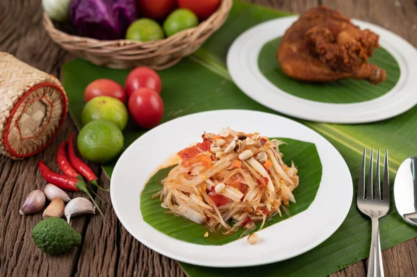 Salade Papaye Thaïlandaise Dans Une Assiette Blanche Sur Des Feuilles — Photo