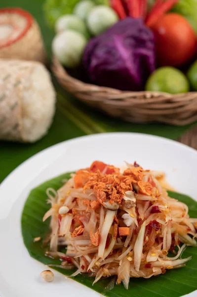 Ensalada Papaya Tailandesa Plato Blanco Sobre Hojas Plátano Con Lima —  Fotos de Stock