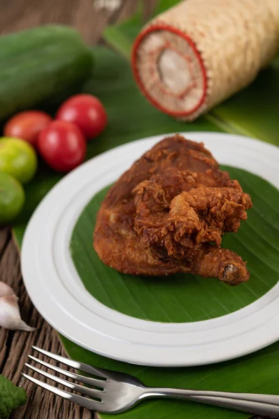 Chicken Thighs Fried Banana Leaves White Plate Selective Focus — Stock Photo, Image