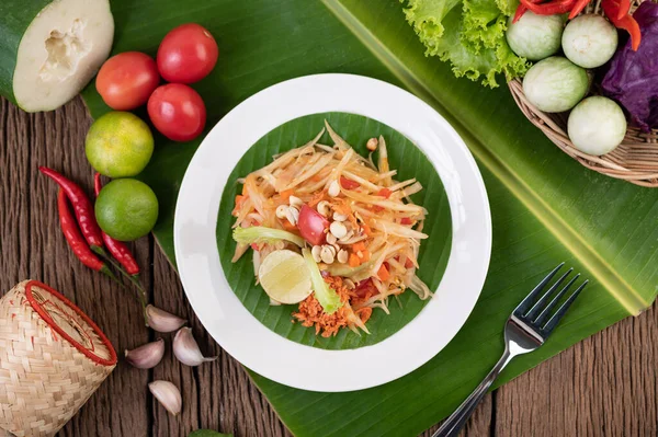 Thai Papaya Salad White Plate Banana Leaves Lime Tomatoes Eggplant — Stock Photo, Image