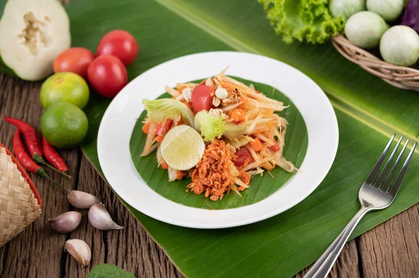 Thailändsk Papaya Sallad Vit Platta Bananblad Med Lime Tomater Aubergine — Stockfoto