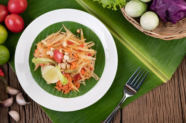 Ensalada Papaya Tailandesa Plato Blanco Sobre Hojas Plátano Con Lima —  Fotos de Stock