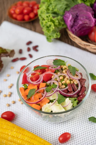 Salade Fruits Légumes Dans Une Tasse Verre Sur Sol Blanc — Photo