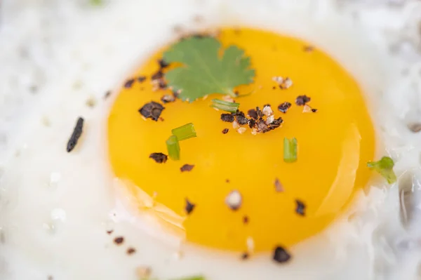 Dilimlenmiş Taze Soğan Dilimlenmiş Domatesle Beyaz Bir Tabakta Kızarmış Yumurta — Stok fotoğraf