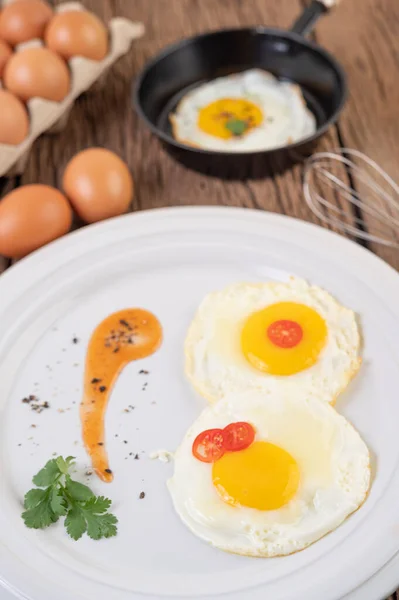 Gebratene Eier Der Pfanne Und Rohe Eier Bio Lebensmittel Für — Stockfoto