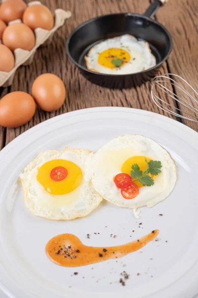 Gebratene Eier Der Pfanne Und Rohe Eier Bio Lebensmittel Für — Stockfoto