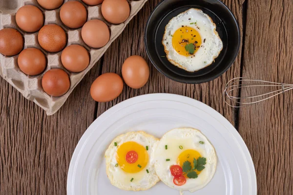 Gebratene Eier Der Pfanne Und Rohe Eier Bio Lebensmittel Für — Stockfoto