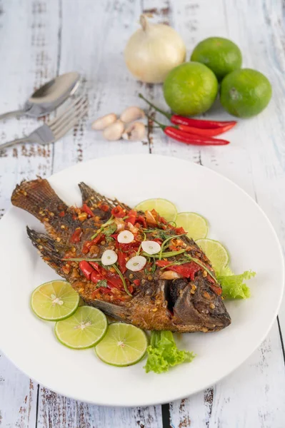 Tilápia Frita Com Molho Pimenta Salada Limão Alho Prato Uma — Fotografia de Stock