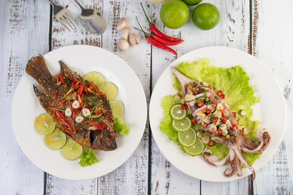 Tilapia Frito Com Molho Pimenta Lula Limão Alho Prato Uma — Fotografia de Stock