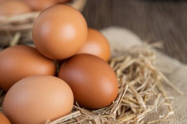 Çuvallarda yumurta, tahtalarda kenevir ve saman. Seçici odak