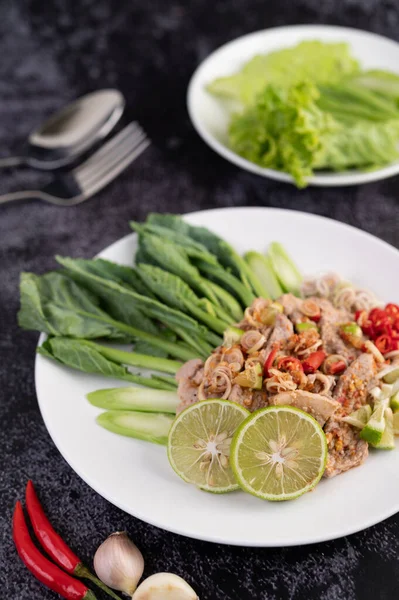 Ensalada Cerdo Con Limón Picante Con Col Rizada Galangal Chile — Foto de Stock