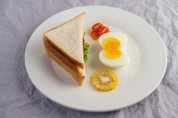 Amerikanisches Frühstück Auf Weißem Hintergrund Mit Gekochten Eiern Mais Tomaten — Stockfoto