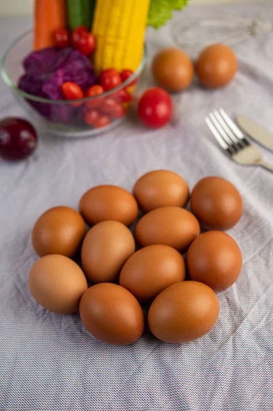 Яйця Які Лежать Білій Тканині Мають Помідори Кукурудза Морква — стокове фото