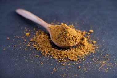 Baharatlar bir kaşığa konur ve çimento zeminine yerleştirilir. Seçici odak