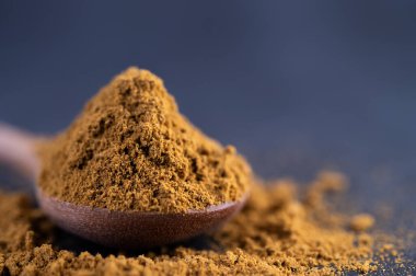 Baharatlar bir kaşığa konur ve çimento zeminine yerleştirilir. Seçici odak