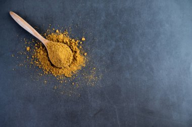 Baharatlar bir kaşığa konur ve çimento zeminine yerleştirilir. Seçici odak