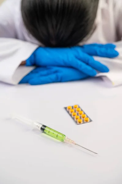 Wetenschappers Gingen Aan Tafel Zitten Hadden Drugs Spuiten — Stockfoto