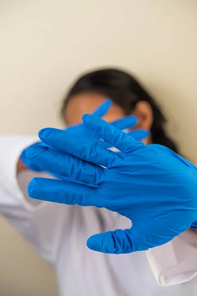 Forskare Bär Blå Handskar Och Gör Händerna Oacceptabla Vaccin Selektivt — Stockfoto