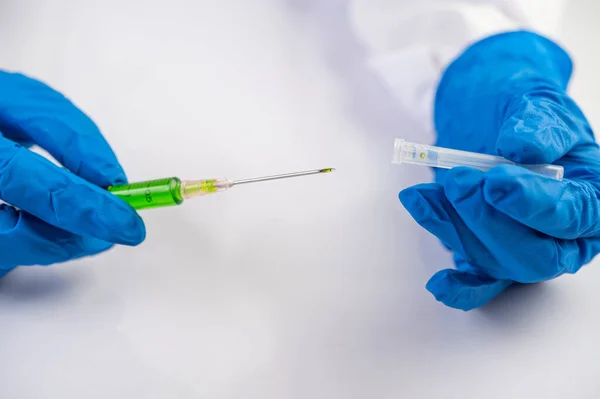 Científicos Con Máscaras Guantes Sosteniendo Una Jeringa Con Una Vacuna — Foto de Stock