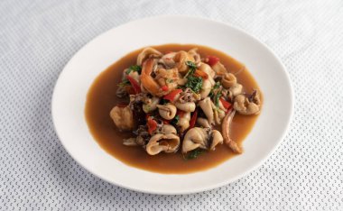 Fesleğeni kalamar ve karidesle karıştır, deniz mahsulü Tayland yemeği..