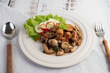 Fesleğeni kalamar ve karidesle karıştır, deniz mahsulü Tayland yemeği..