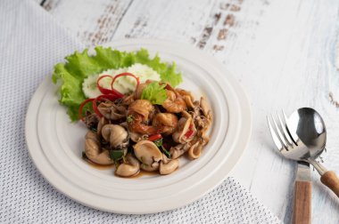 Fesleğeni kalamar ve karidesle karıştır, deniz mahsulü Tayland yemeği..