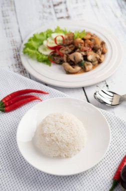 Üzerine pirinçle karışık fesleğen, kalamar ve karides..