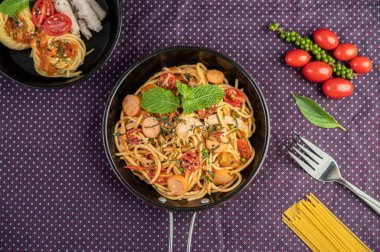 Domatesli spagetti ve çatallı spagetti..