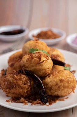 Demirhindi soslu haşlanmış yumurta, üstüne kızarmış soğan ve kurutulmuş biber, damat, Tayland yemeği.