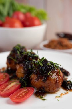 Demirhindi soslu haşlanmış yumurta, üstüne kızarmış soğan ve kurutulmuş biber, damat, Tayland yemeği..