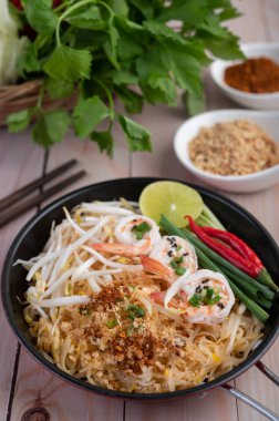 Taze Pad Thai karidesi, limon, marul, omlet ve taze soğan..