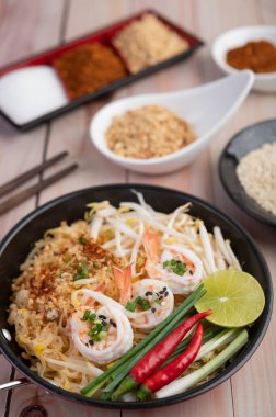 Taze Pad Thai karidesi, limon, marul, omlet ve taze soğan..