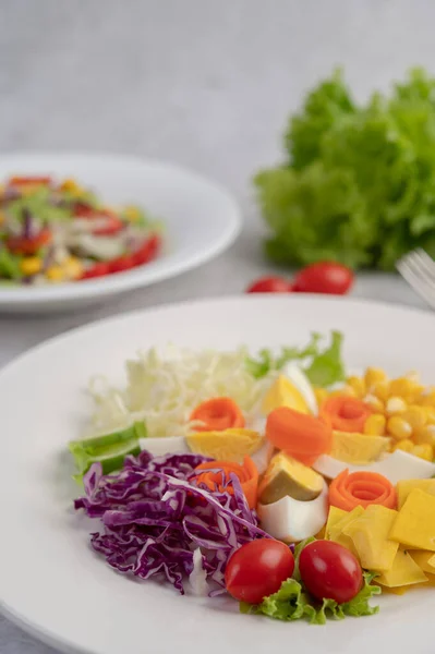 Salade Légumes Avec Œufs Durs Dans Plat Blanc Concentration Sélective — Photo