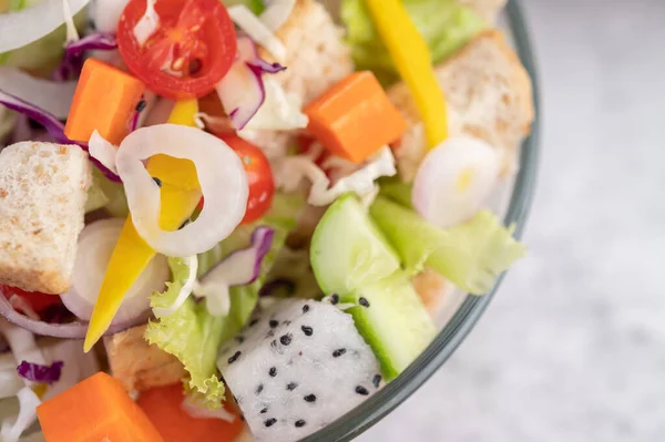 Salade Légumes Fruits Sur Une Assiette Blanche Concentration Sélective — Photo