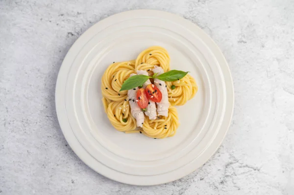 Spaghetti Fritti Carne Maiale Splendidamente Disposti Piatto Bianco — Foto Stock